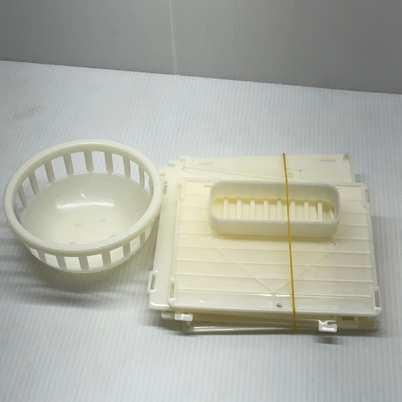 Canary’s bird nest hangs on outside of the door cage - Picture 6 of 8